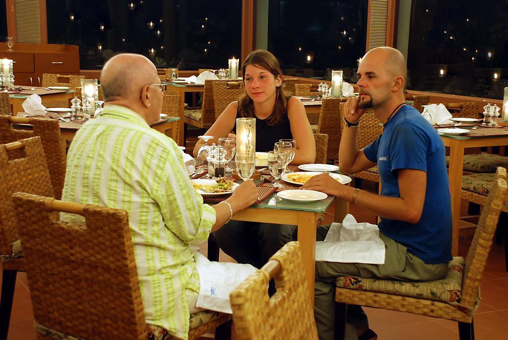 Lemon Tree Vembanad Lake Resort, Kerala Alappuzha Restaurant billede